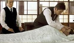 《入殓师》在线观看,生死之间，温情与尊严的交响曲